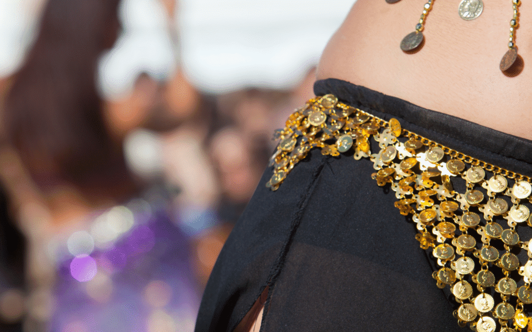 Varför har man en sjal runt höfterna när man dansar magdans?